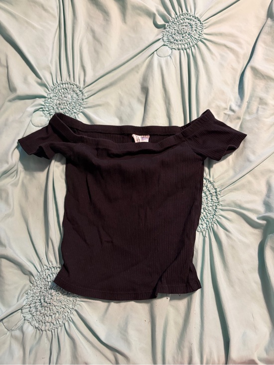 Divided Tops - Divided Black Off-Shoulder Ribbed Crop Top